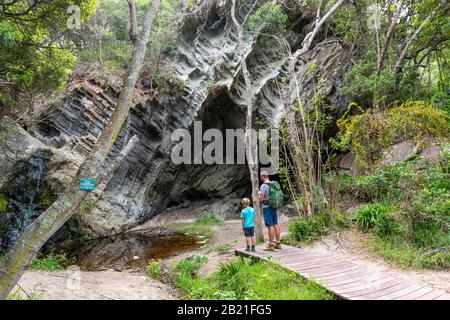 Padre e figlio in escursione attraverso il magnifico paesaggio Alle Tempeste River Tsitsikamma National Park, Garden Route, vicino a Port Elizabeth, Sud Africa Foto Stock