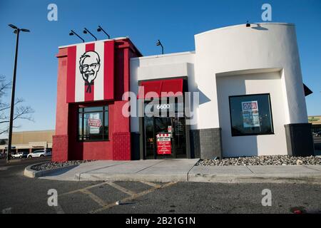 Un cartello con il logo al di fuori di un ristorante fast food Kentucky Fried Chicken (KFC) situato a Baltimora, Maryland, il 21 febbraio 2020. Foto Stock
