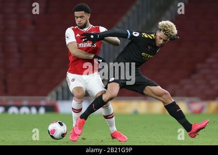 Londra, Regno Unito. 28th Feb, 2020. Trae Coyle of Arsenal u23 e Felix Nmecha of Manchester City u23 in lotta per il possesso durante la partita della Premier League 2 tra l'Arsenal Under 23 e Manchester City Under 23 presso l'Emirates Stadium, Londra, sabato 29th febbraio 2020. (Credit: Jacques Feeney | MI News) La Fotografia può essere utilizzata solo per scopi editoriali di giornali e/o riviste, licenza richiesta per uso commerciale Credit: Mi News & Sport /Alamy Live News Foto Stock