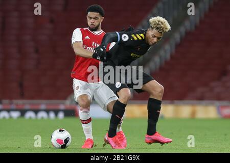 Londra, Regno Unito. 28th Feb, 2020. Trae Coyle of Arsenal u23 e Felix Nmecha of Manchester City u23 in lotta per il possesso durante la partita della Premier League 2 tra l'Arsenal Under 23 e Manchester City Under 23 presso l'Emirates Stadium, Londra, sabato 29th febbraio 2020. (Credit: Jacques Feeney | MI News) La Fotografia può essere utilizzata solo per scopi editoriali di giornali e/o riviste, licenza richiesta per uso commerciale Credit: Mi News & Sport /Alamy Live News Foto Stock