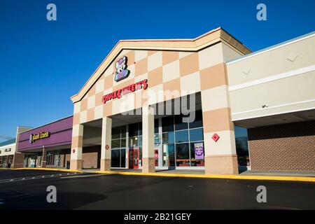 Un cartello con il logo all'esterno di un ristorante Chuck E. Cheese situato a Waldorf, Maryland, il 27 febbraio 2020. Foto Stock