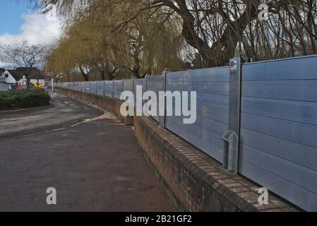 Barriere alluvionali lungo il fiume Severn a Bewdley, Worcestershire. Febbraio 2020 Foto Stock