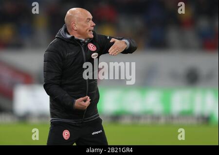 Dusseldorf, Germania. 28th Feb, 2020. Primo: 28.02.2020 Calcio, 2019/2020 1.Bundesliga: Fortuna Dusseldorf. Duesseldorf - Hertha BSC Berlin GESTIK, UWE ROSLER | UDEL Worldwide Credit: DPA/Alamy Live News Foto Stock