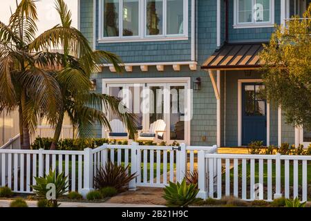 Bella casa California esterno con un giardino personalizzato e giardino con una varietà di piantare. Tratto da uno spazio pubblico nel febbraio 2020. Foto Stock