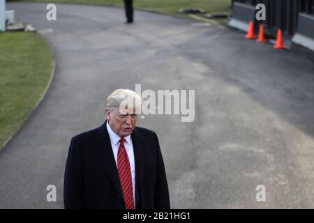 Washington, Stati Uniti. 29th Feb, 2020. Il presidente Donald Trump parla con i media prima della sua partenza dal South Lawn della Casa Bianca a Washington, DC, il 28 febbraio 2020. - Trump si sta recando a North Charleston, Carolina del Sud per un rally DI MAGA. (Foto di Oliver Contreras/SIPA USA) Credit: Sipa USA/Alamy Live News Foto Stock