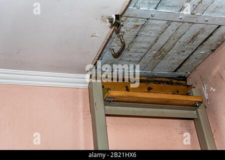 Scala che porta a chiusura porta a soffitta con soffitto in legno in casa dacha vintage retrò casa in campagna di campagna closeup Foto Stock