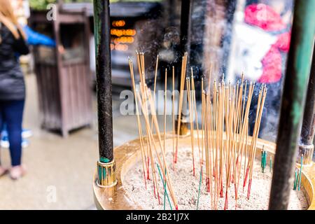 Kyoto, Giappone tempio molti bastoni di santuario incenso fumo fiamme bastoni closeup con bokeh sfondo e propr Foto Stock