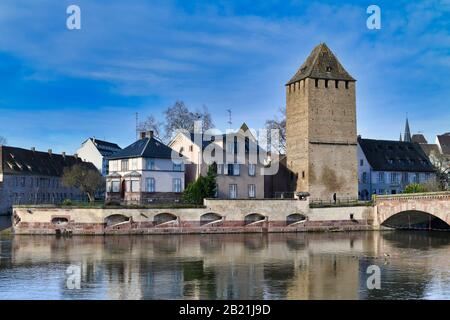 La storica torre del ponte 'Ponts Couvert', parte del lavoro difensivo sul fiume Ill nel quartiere 'Petite France' di Strasbbourg, Francia Foto Stock