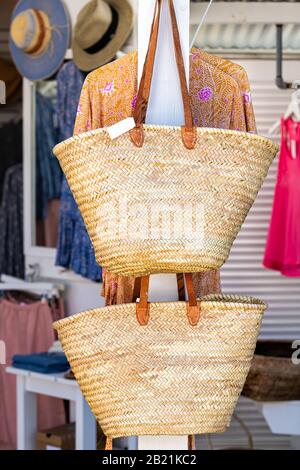 Shopping per paglia spiaggia borsa mostra closeup in negozio di mercato all'aperto in Florida European Mediterranean Town Village Foto Stock