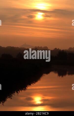 Settembre 2014 - Alba alba sul somerset, livelli, con Glastonbury Tor in lontananza Foto Stock