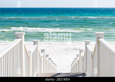 Lungomare, Florida ringhiera scalinata in legno passerella architettura a gradini sulla spiaggia oceano vista sullo sfondo durante la giornata di sole Foto Stock