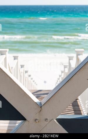 Mare, Florida incorniciatura in ringhiera di legno padiglione architettura gazebo in spiaggia oceano vista sfondo durante la giornata di sole Foto Stock