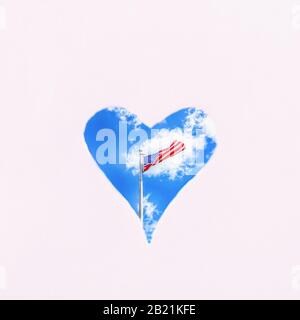 Bandiera americana sul cielo blu sfondo nel cuore. Sfondo pastello, copia spazio. Giorno di indipendenza Foto Stock