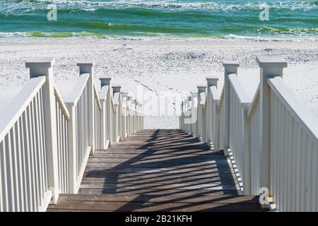 Lungomare, Florida ringhiera scalinata in legno passi che si affacciano verso il basso vista dell'architettura sulla spiaggia oceano vista sfondo durante la giornata di sole Foto Stock