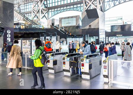 Kyoto, Giappone - 11 aprile 2019: All'interno della stazione di Kyoto con molte persone impegnate a camminare, utilizzando i biglietti pass con architettura moderna Foto Stock