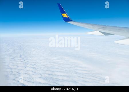 Keflavik, Islanda - 20 giugno 2018: Aereo Icelandair in cielo blu con vista dalla finestra di nuvole bianche e orizzonte Foto Stock