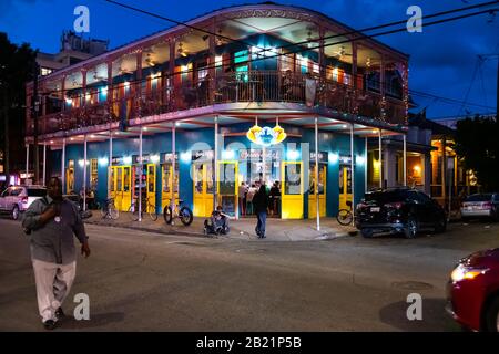 New Orleans, Stati Uniti - 22 aprile 2018: Ristorante DAT Dog che vende hot dog con persone sedute a mangiare su strada di notte ora blu sera Foto Stock