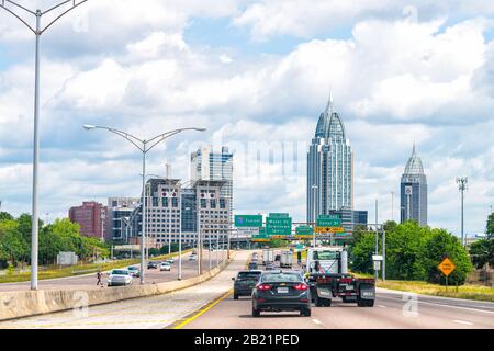 Mobile, USA - 24 aprile 2018: Skyline del centro di Alabama con moderni edifici commerciali e traffico stradale dell'autostrada interstate 10 Foto Stock