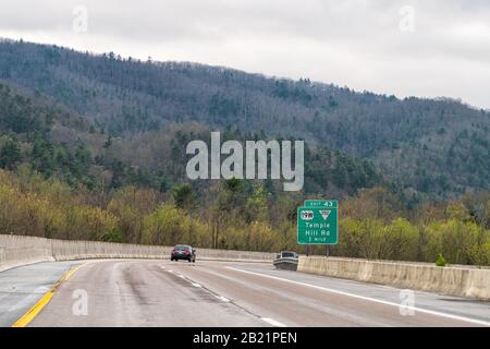 Erwin, USA - 19 aprile 2018: Montagne di cresta blu fumo in Tennessee con una giornata torbida sull'autostrada per Temple Hill Road e le auto stradali Foto Stock