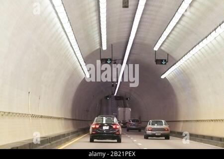 Mobile, Stati Uniti - 24 aprile 2018: Autostrada della città dell'Alabama, interstate 10, traffico con George C Wallace Tunnel attraverso il fiume Foto Stock