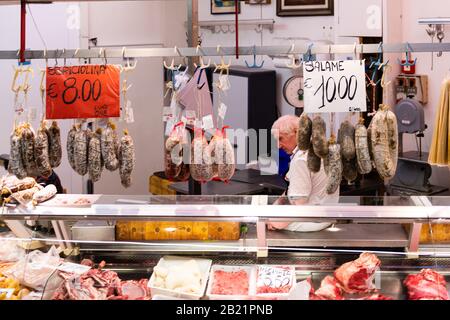 Firenze, Italia - 30 agosto 2018: Mercato centrale di Firenze centrale con salsicce di panini appesi sul filo in mostra nel macellaio Foto Stock