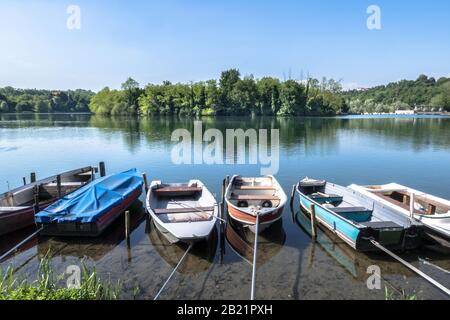 Piccole barche ormeggiate lungo la riva del fiume Adda. Trezzo sull'Adda (MILANO), ITALIA - 31 maggio 2019. Foto Stock