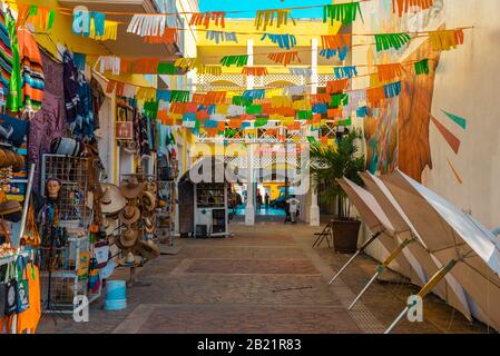 Cozumel, Quintana Roo, Messico - 4 febbraio 2019: Vista delle strade principali di San Miguel, con i suoi edifici colorati, nell'isola tropicale di Cozum Foto Stock