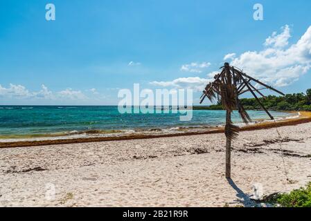 Vista su una spiaggia caraibica vicino a Playa del Carmen, Quintana Roo, Messico, Riviera Maya. Foto Stock