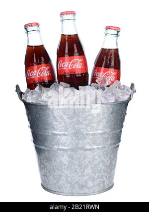 Irvine, CA - 06 febbraio 2014: Tre bottiglie di Coca-Cola in e secchiello di ghiaccio. Il coke è una delle bevande analcoliche più popolari al mondo. Foto Stock