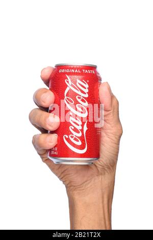 Irvine, CALIFORNIA - 26 APRILE 2019: Primo piano di una mano che tiene una lattina fredda di Coca-Cola. Foto Stock