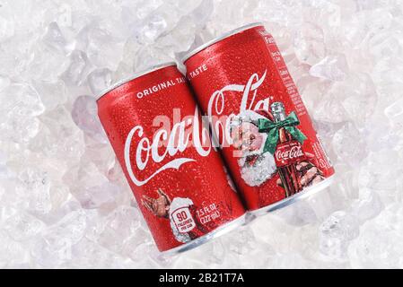 Irvine, CALIFORNIA - 17 DICEMBRE 2017: Due lattine di lattine di Coca-Cola di Natale. Le lattine in edizione limitata sono dotate di Babbo Natale per la stagione delle feste. Foto Stock