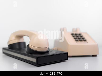 Un vecchio modem dial-up. Questo è il tipo di modem in cui si trova un telefono nella base del modem. Profondità di campo bassa. Foto Stock