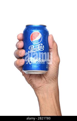 Irvine, CALIFORNIA - 26 APRILE 2019: Primo piano di una mano che tiene una lattina fredda di Pepsi Cola, fatta con zucchero reale. Foto Stock