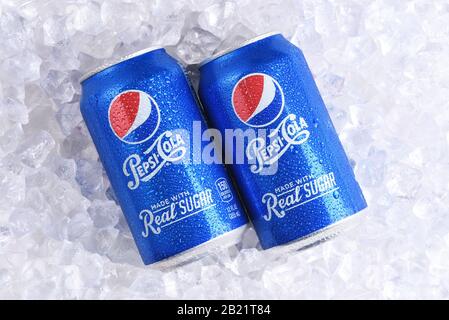 Irvine, CALIFORNIA - 23 MAGGIO 2018: Due lattine di Pepsi-Cola Realizzate con Real Sugar su ghiaccio. Precedentemente chiamato Throwback, è una marca di bevanda analcolica venduta da Foto Stock