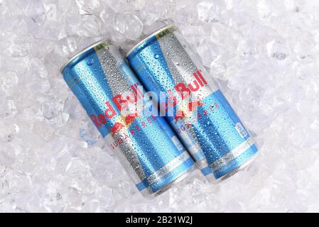 Irvine, CALIFORNIA - 19 AGOSTO 2019: Due lattine di Bevande a base di energia libera Red Bull Sugar in ghiaccio. Foto Stock