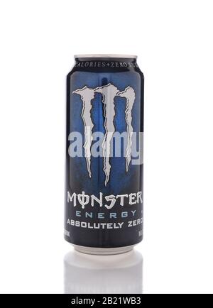 Irvine, CA - 13 gennaio 2017: Un CAN di Monster Energy assolutamente Zero. Introdotto nel 2002 Monster ha ora più di 30 bevande diverse con un caffè alto Foto Stock