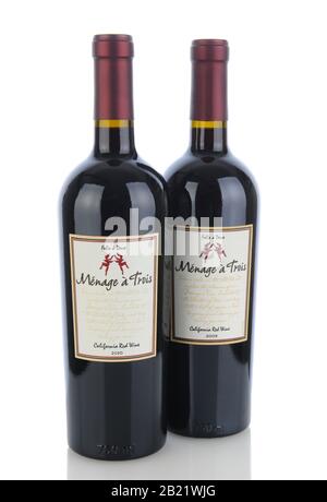 Irvine, CA - 11 gennaio 2013: Due bottiglie da 750 ml di vino rosso Menage a Trois California. Prodotto dalla premiata cantina Folie a Deux a Sonoma. Foto Stock