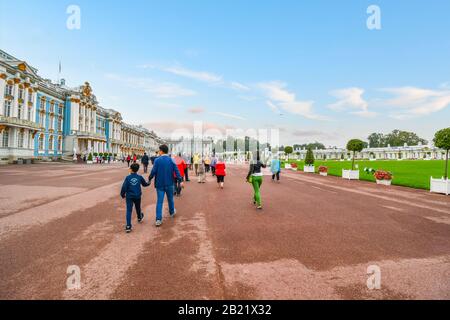 I turisti camminano attraverso la grande passeggiata tra il Palazzo di Caterina e i Giardini di Tsarskoye Selo, vicino a San Pietroburgo, Russia. Foto Stock