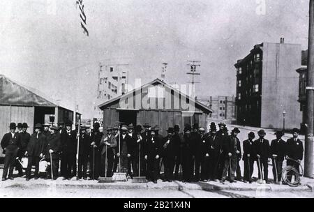 https://l450v.alamy.com/450vit/2b21x4n/la-peste-di-san-francisco-del-1900-1904-fu-un-epidemia-di-peste-bubbonica-centrata-sulla-chinatown-di-san-francisco-fu-la-prima-epidemia-di-peste-negli-stati-uniti-continentali-l-epidemia-e-stata-riconosciuta-dalle-autorita-mediche-nel-marzo-1900-ma-la-sua-esistenza-e-stata-negata-per-piu-di-due-anni-dal-governatore-della-california-henry-gage-la-sua-negazione-si-basava-su-ragioni-aziendali-per-proteggere-la-reputazione-di-san-francisco-e-della-california-e-per-prevenire-la-perdita-di-entrate-dovuta-alla-quarantena-il-mancato-intervento-rapido-puo-aver-permesso-alla-malattia-di-stabilirsi-tra-le-popolazioni-animali-locali-2b21x4n.jpg