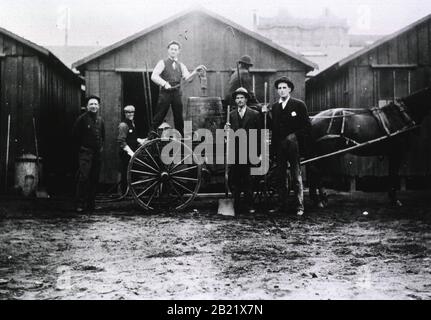 La peste di San Francisco del 1900–1904 fu un'epidemia di peste bubbonica centrata sulla Chinatown di San Francisco. Fu la prima epidemia di peste negli Stati Uniti continentali. L'epidemia è stata riconosciuta dalle autorità mediche nel marzo 1900, ma la sua esistenza è stata negata per più di due anni dal governatore della California Henry Gage. La sua negazione si basava su ragioni aziendali, per proteggere la reputazione di San Francisco e della California e per prevenire la perdita di entrate dovuta alla quarantena. Il mancato intervento rapido può aver permesso alla malattia di stabilirsi tra le popolazioni animali locali. Foto Stock