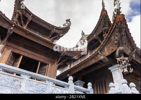 Il tempio ai piedi del monte Fansipan a sapa Nord Vietnam. Elementi del tempio. Tetto tradizionale con draghi scolpiti Foto Stock