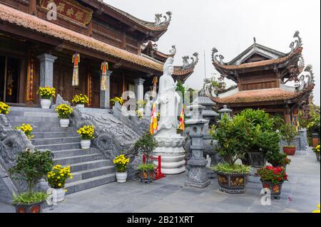 Sapa, Vietnam, 10 Ottobre 2019. Dea della Misericordia. Il tempio ai piedi del monte Fansipan a sapa Nord Vietnam Foto Stock