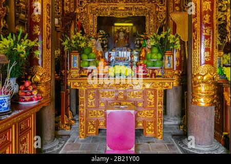 Sapa, Vietnam 10 ottobre 2019. All'interno del tempio ai piedi del monte Fansipan a sapa Nord Vietnam Foto Stock