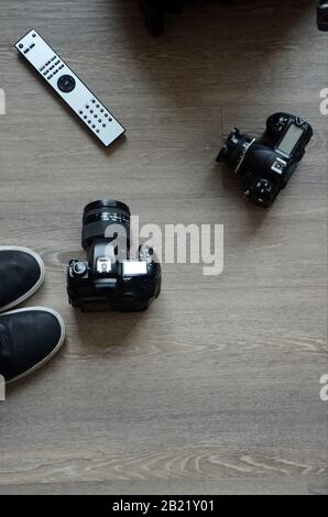 FOTO: L'attrezzatura fotografica si trova al piano di un appartamento. Foto Stock