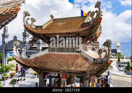 Sapa, Vietnam, 10 Ottobre 2019. Il tempio ai piedi del monte Fansipan a sapa Nord Vietnam. Elementi del tempio. Tetto tradizionale con c Foto Stock