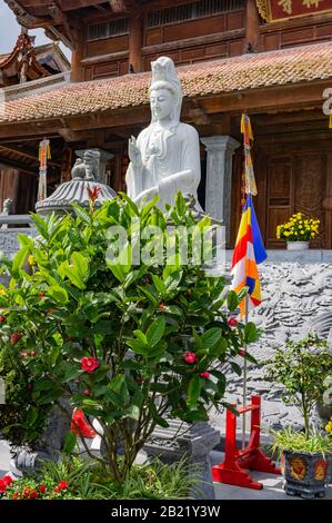 Sapa, Vietnam, 10 Ottobre 2019. Dea della Misericordia. Il tempio ai piedi del monte Fansipan a sapa Nord Vietnam. Verticale Foto Stock