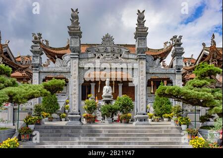 Sapa, Vietnam, 10 Ottobre 2019. Dea della Misericordia. Molto bella pagoda. Di fronte al tempio ai piedi del monte Fansipan a sapa Nord Vietnam. Foto Stock