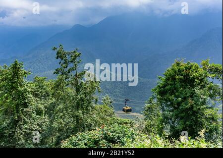 Funivia Fansipan. Vista sulle montagne nelle nuvole. Sapa, Lao Cai Provincia, Vietnam nord-ovest. Sfondo natura Foto Stock