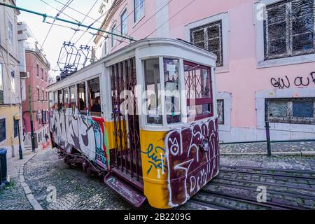 La Funicolare di Glória, conosciuta anche come Elevador da Glória, è una linea ferroviaria funicolare nella parrocchia civile di Santo António, nel comune Foto Stock