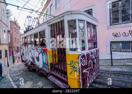 La Funicolare di Glória, conosciuta anche come Elevador da Glória, è una linea ferroviaria funicolare nella parrocchia civile di Santo António, nel comune Foto Stock